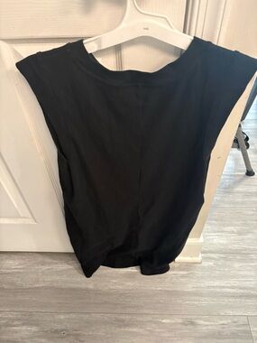 Elegant Black Midi Dress with Sleeveless Design